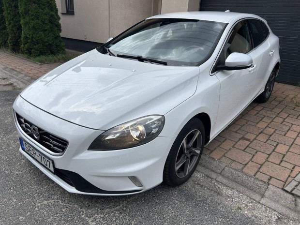 Volvo V40 2.0 D [D3] Momentum R-Design Tklete...
